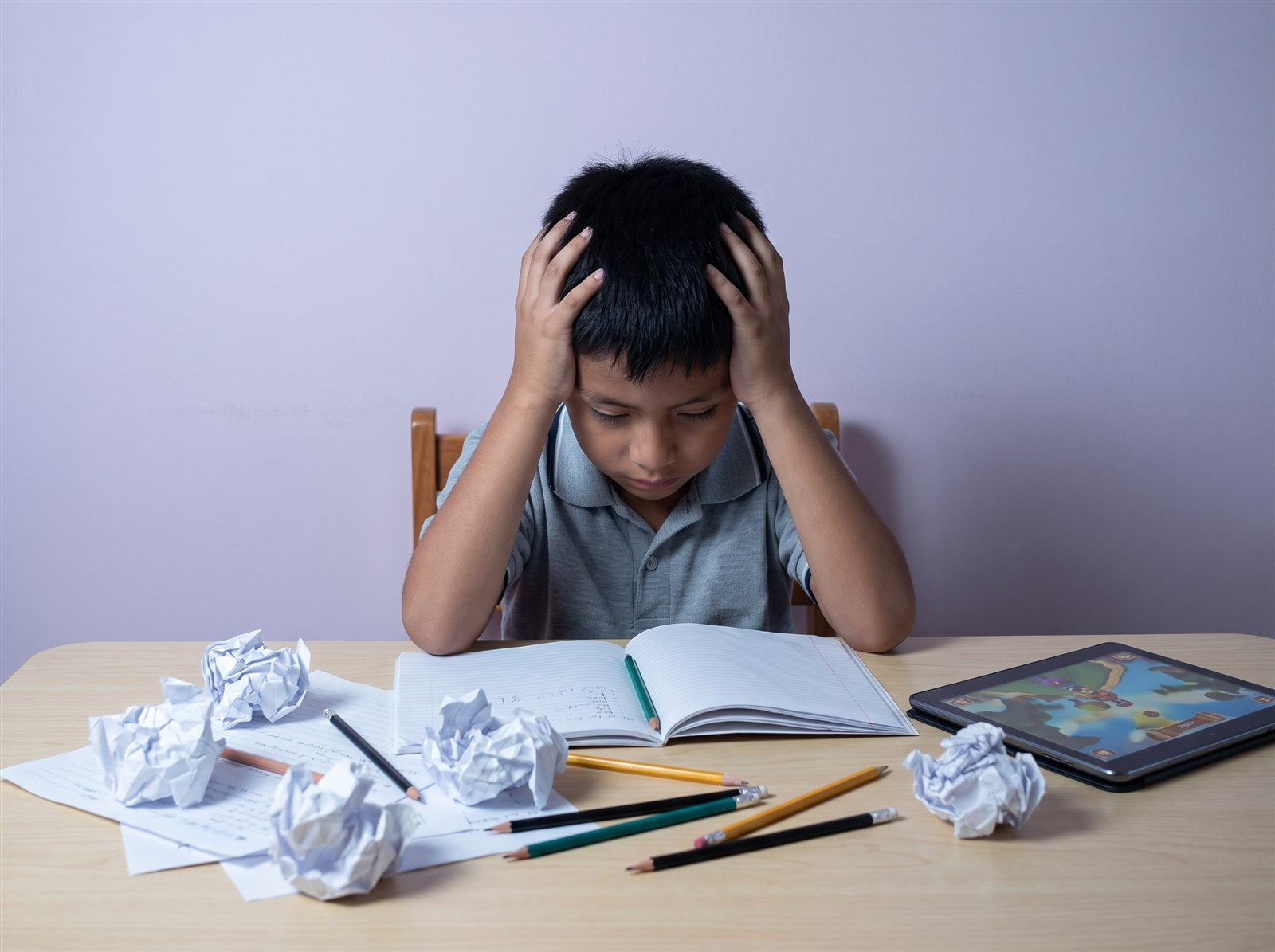 Antes: niño frustrado haciendo tareas