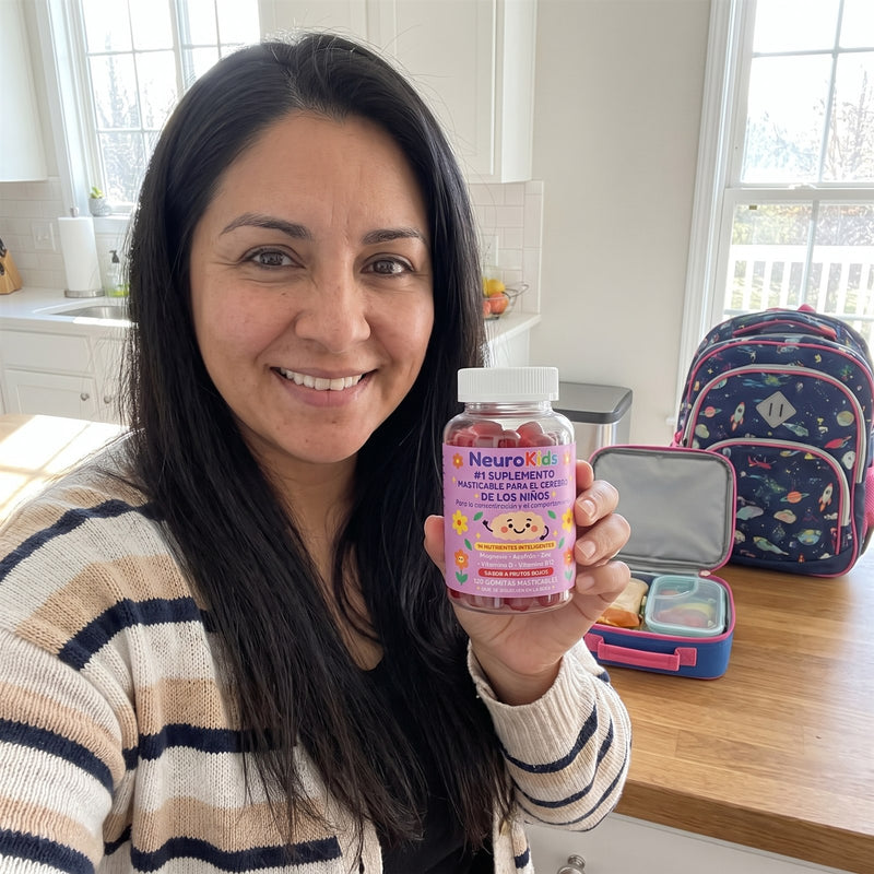 Mamá con el frasco de NeuroKids en la cocina